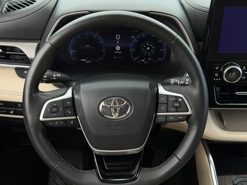 Used 2023 Toyota Highlander Limited FWD image 13
