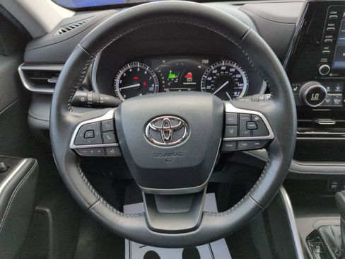 Used 2022 Toyota Highlander XLE FWD image 14