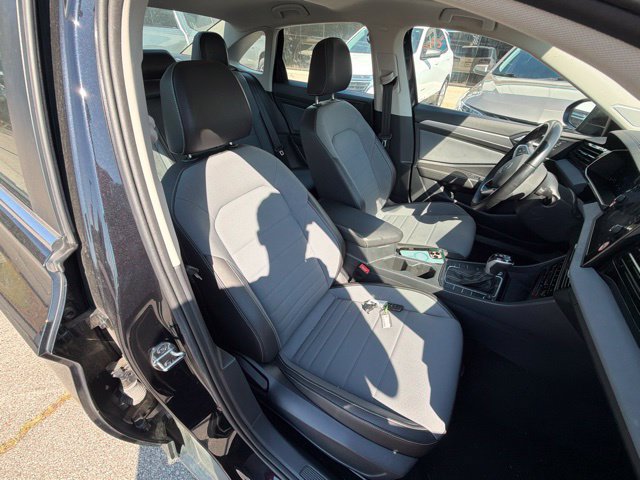 Used 2025 Volkswagen Jetta SE FWD image 21