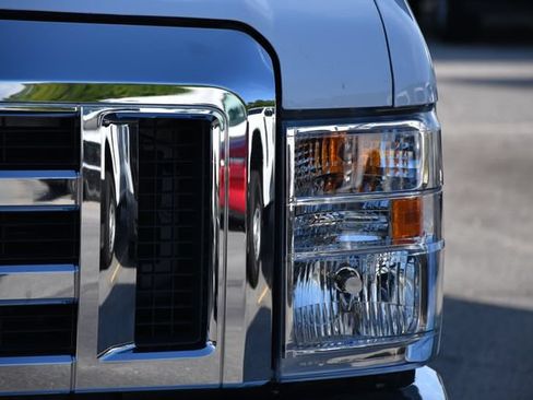 Used 2023 Ford E-450 and Econoline 450 Super Duty w/ Power Windows & Locks Group RWD image 10