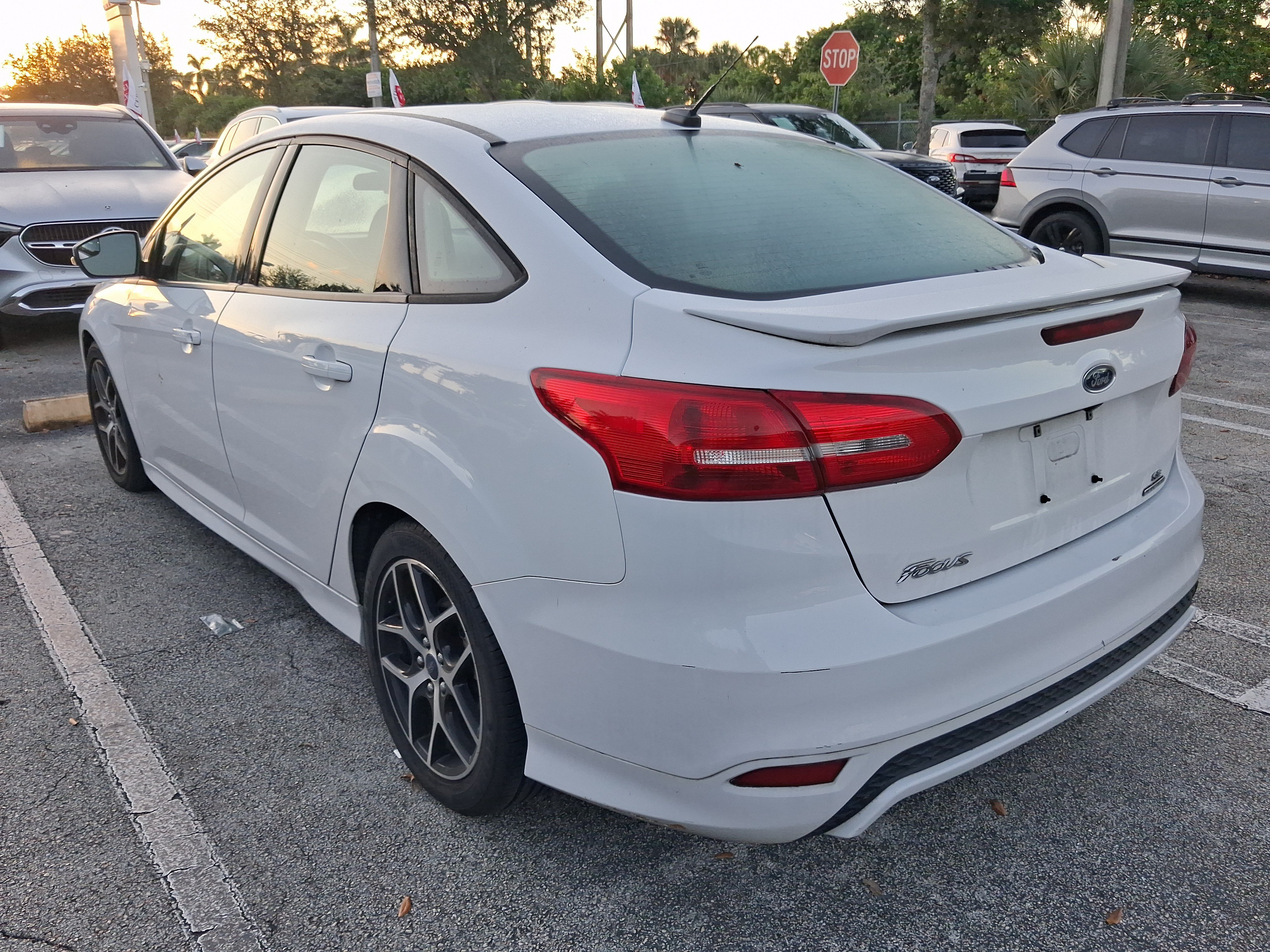 Used 2016 Ford Focus SE w/ SE Sport Package FWD image 3