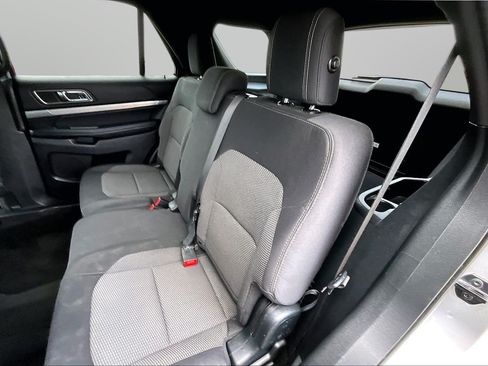 Used 2018 Ford Explorer XLT w/ Equipment Group 201A AWD/4WD image 18