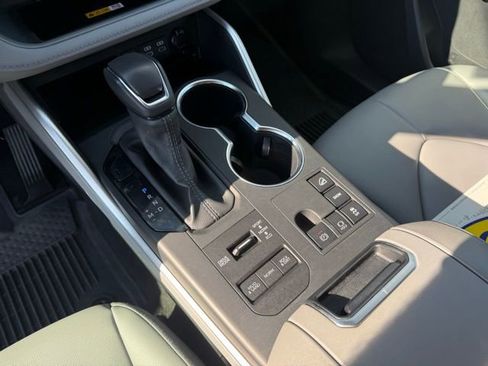 Used 2023 Toyota Highlander XLE image 24