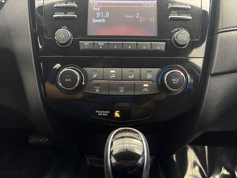 Used 2017 Nissan Rogue S AWD/4WD image 19