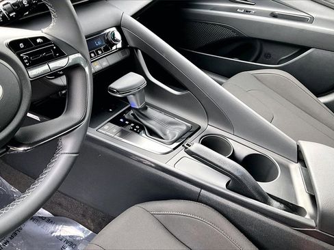 Used 2025 Hyundai Elantra Sport image 15