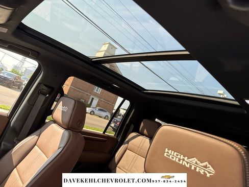 Used 2025 Chevrolet Suburban High Country AWD/4WD image 15
