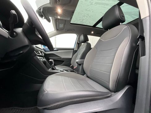 Used 2023 Volkswagen Taos SE image 11