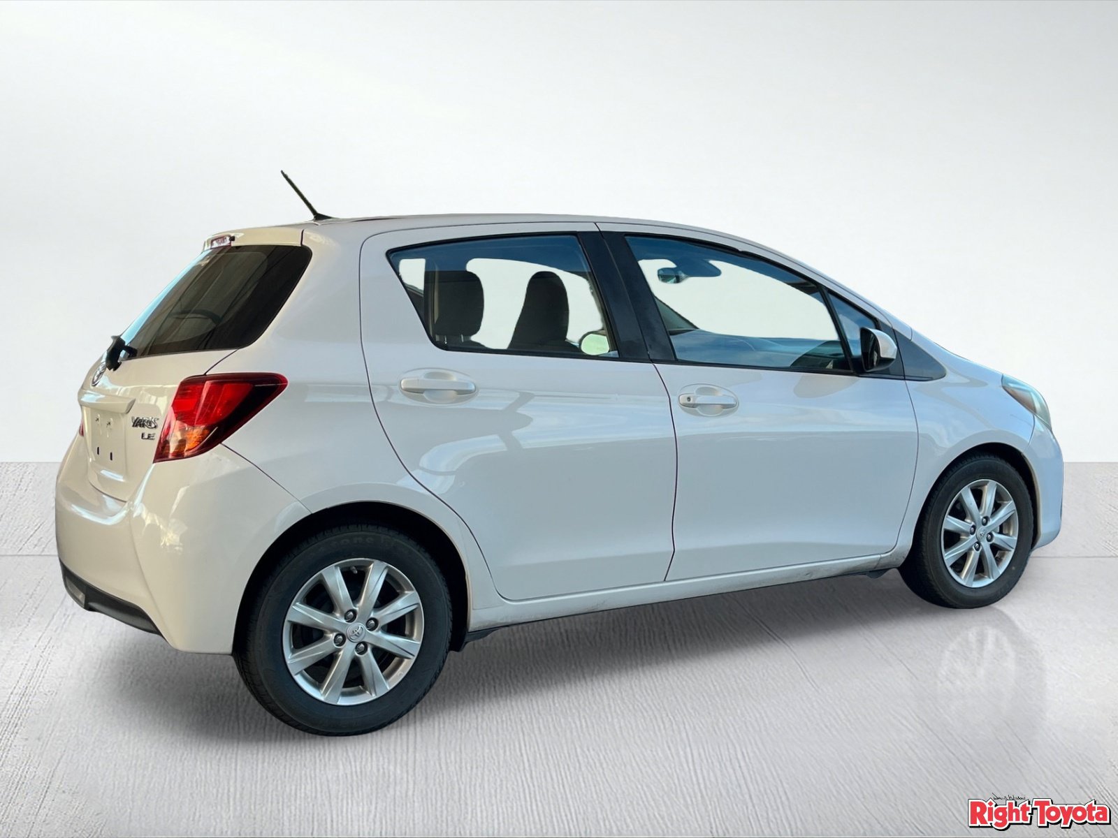 Used 2017 Toyota Yaris LE w/ Carpet Mat Package FWD image 4