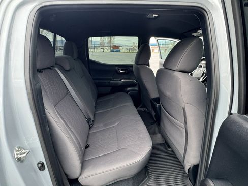 Used 2018 Toyota Tacoma TRD Off-Road w/ Technology Package image 19