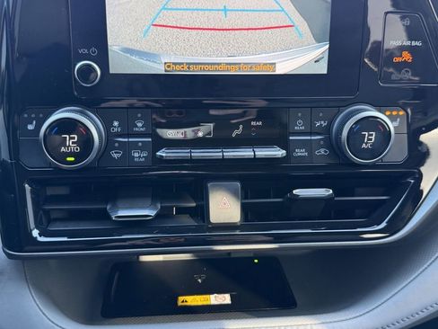 Used 2023 Toyota Highlander XLE FWD image 24