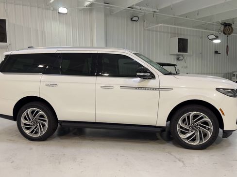 New 2026 Lincoln Navigator Premiere AWD/4WD image 2