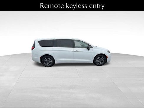 Used 2024 Chrysler Pacifica Limited FWD image 13