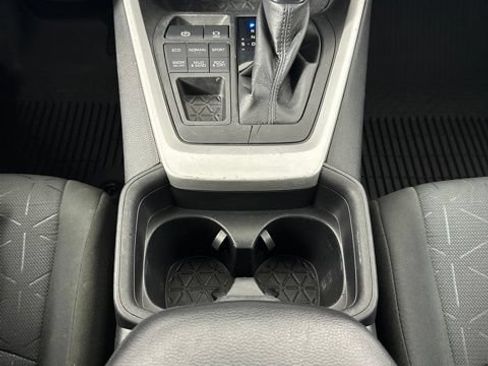 Used 2021 Toyota RAV4 XLE AWD/4WD image 18