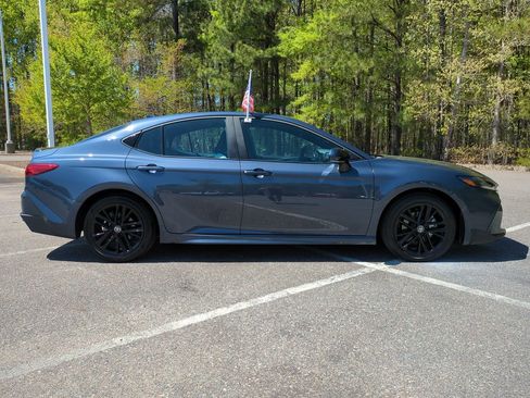 Used 2026 Toyota Camry SE w/ Convenience Package FWD image 3