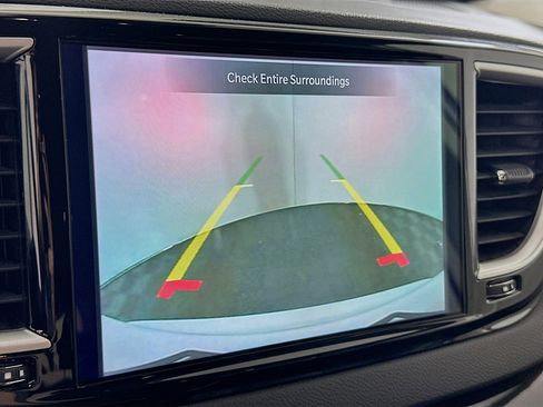Used 2024 Chrysler Pacifica Touring-L image 21