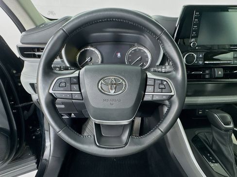 Used 2022 Toyota Highlander XLE AWD/4WD image 11