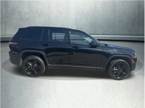 Used 2024 Jeep Grand Cherokee Altitude AWD/4WD image 8