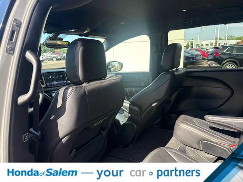 Used 2025 Chrysler Pacifica Select FWD image 12
