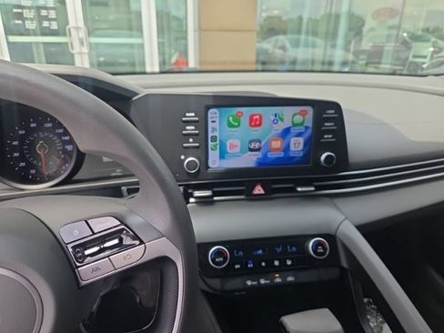 Used 2022 Hyundai Elantra SEL w/ Preferred Accessory Package FWD image 4