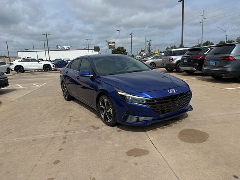 Used 2022 Hyundai Elantra SEL w/ Convenience + Premium Package FWD image 3