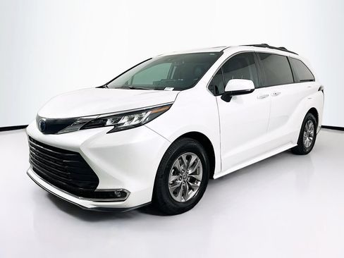 Used 2023 Toyota Sienna XLE FWD image 1