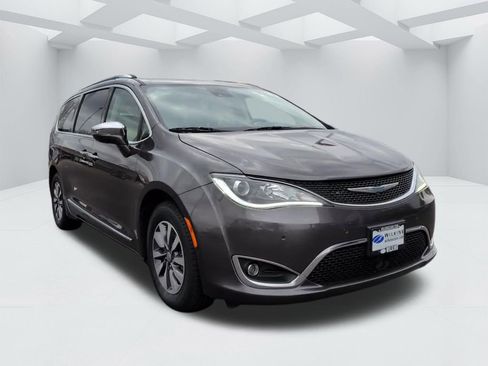 Used 2020 Chrysler Pacifica Limited w/ Advanced Safetytec Group image 3