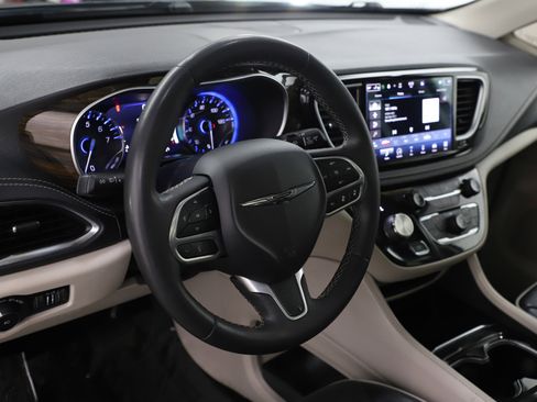 Used 2023 Chrysler Pacifica Limited FWD image 24
