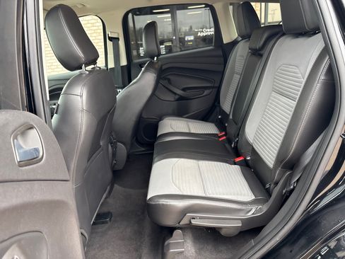 Used 2018 Ford Escape SE w/ SE Sport Appearance Package FWD image 4