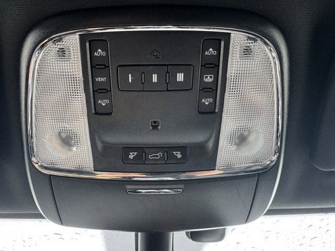 Used 2019 Jeep Grand Cherokee Overland AWD/4WD image 28