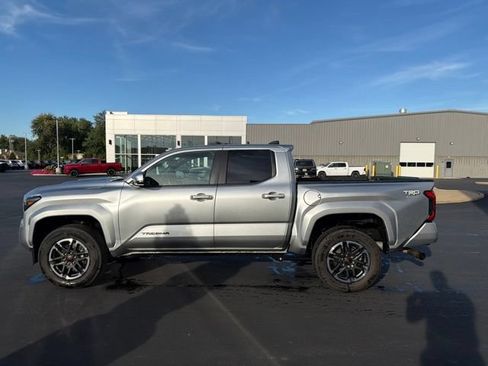 Used 2025 Toyota Tacoma TRD Sport AWD/4WD image 4