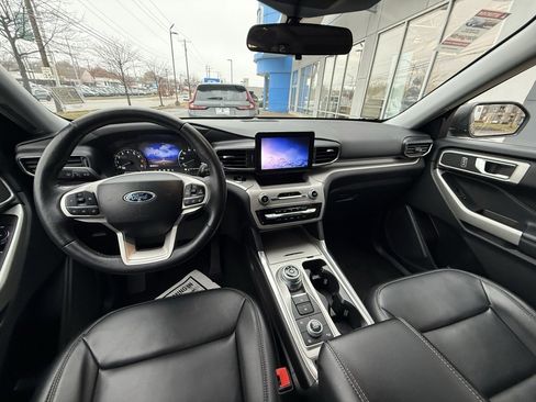 Used 2024 Ford Explorer XLT w/ Equipment Group 202A image 8