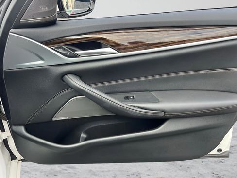 Used 2023 BMW 530e xDrive 530e iPerformance image 30