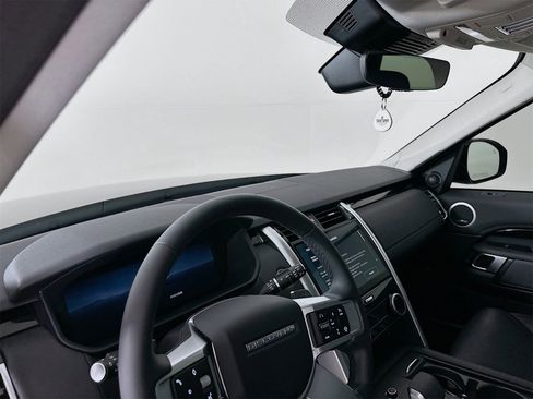 Used 2024 Land Rover Discovery S image 10