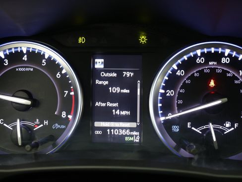 Used 2019 Toyota Highlander XLE AWD/4WD image 25