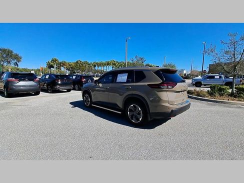 Used 2025 Nissan Rogue SV w/ SV Premium Package image 41
