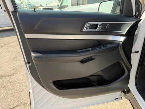 Used 2017 Ford Explorer XLT w/ Equipment Group 202A FWD image 15