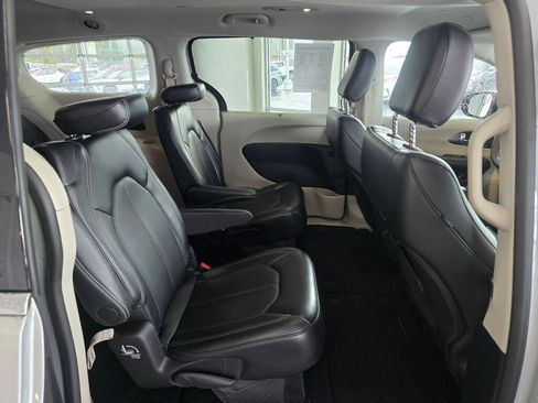 Used 2024 Chrysler Pacifica Touring-L image 39