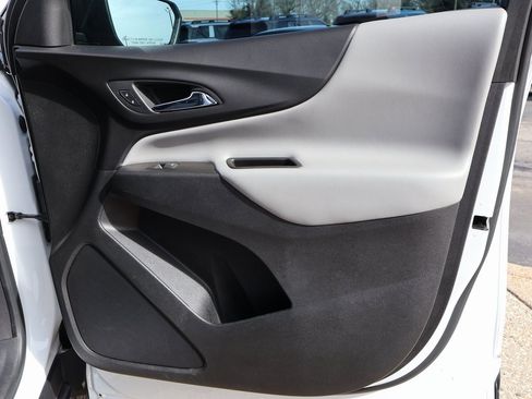 Used 2022 Chevrolet Equinox LS w/ LS Convenience Package image 9