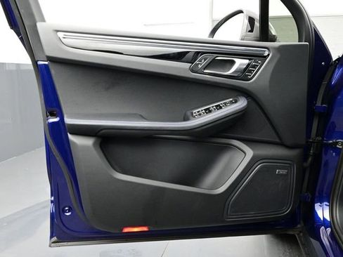 Certified 2025 Porsche Macan Turbo image 7