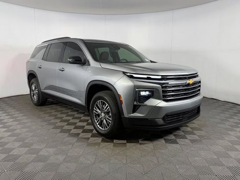 Used 2025 Chevrolet Traverse LT FWD image 4
