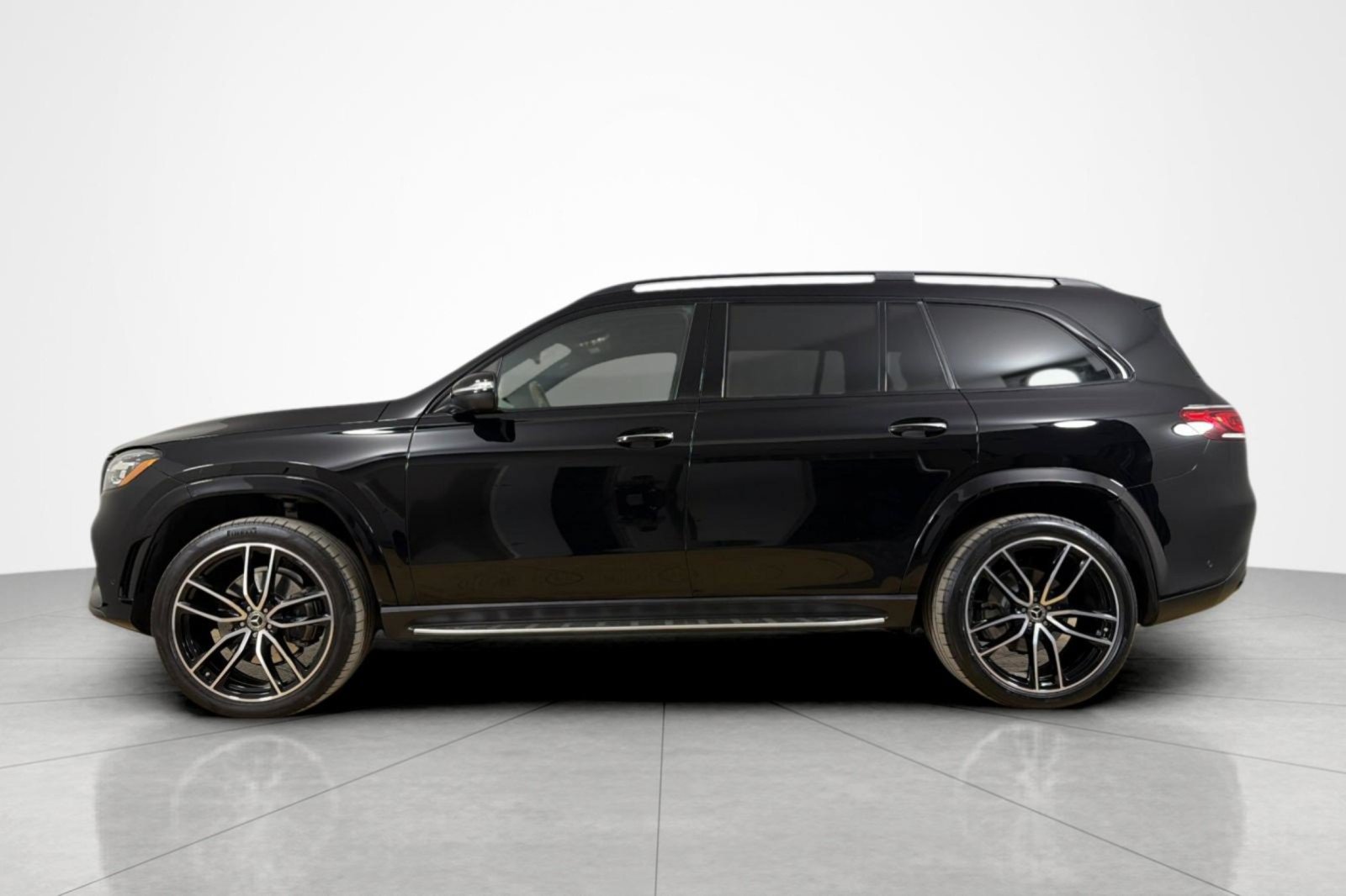 Used 2022 Mercedes-Benz GLS 450 4MATIC image 2