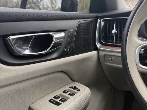 Used 2019 Volvo S60 T6 Momentum image 5