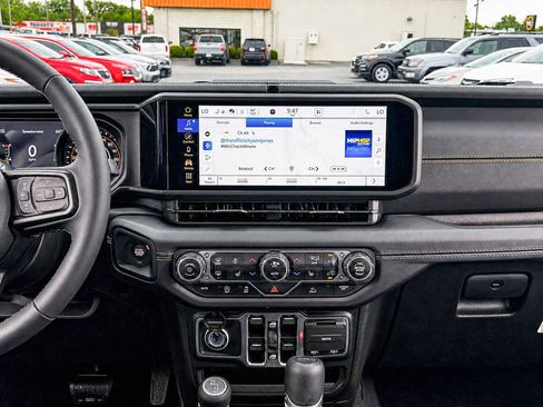 Used 2025 Jeep Gladiator Sport AWD/4WD image 7