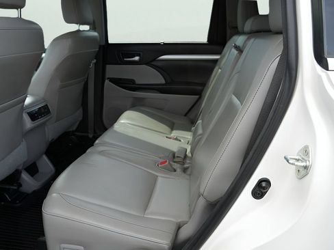 Used 2015 Toyota Highlander XLE AWD/4WD image 14