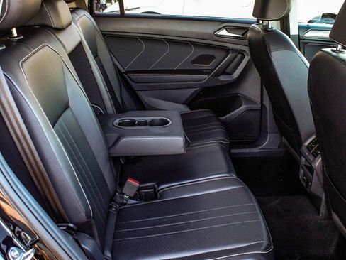 Used 2022 Volkswagen Tiguan SE w/ Panoramic Sunroof Package image 38