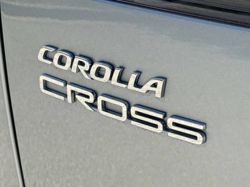Used 2023 Toyota Corolla Cross XLE w/ Convenience Package FWD image 11