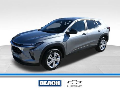 Used 2025 Chevrolet Trax LS image 1