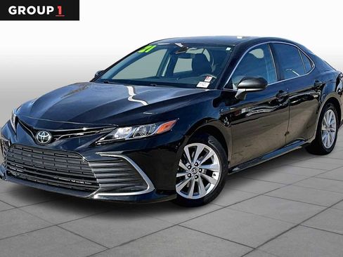 Used 2021 Toyota Camry LE image 1