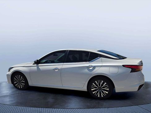 Used 2024 Nissan Altima 2.5 SV FWD image 5