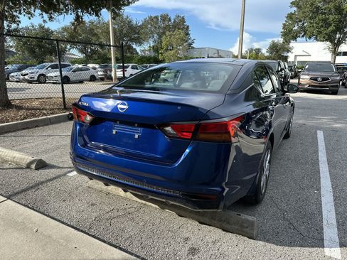 Used 2024 Nissan Altima 2.5 S FWD image 8